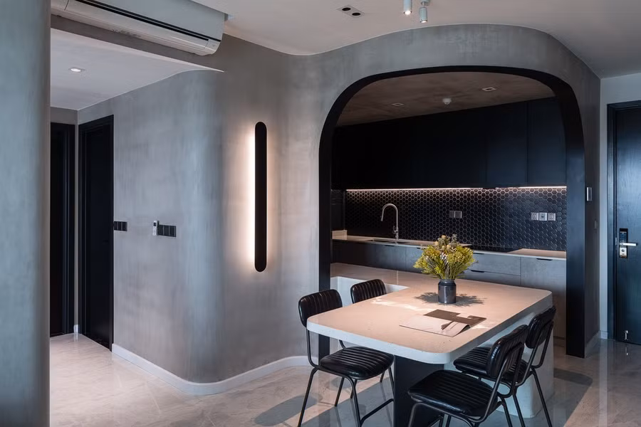 Bàn ăn nhỏ đặt ngay cạnh bếp