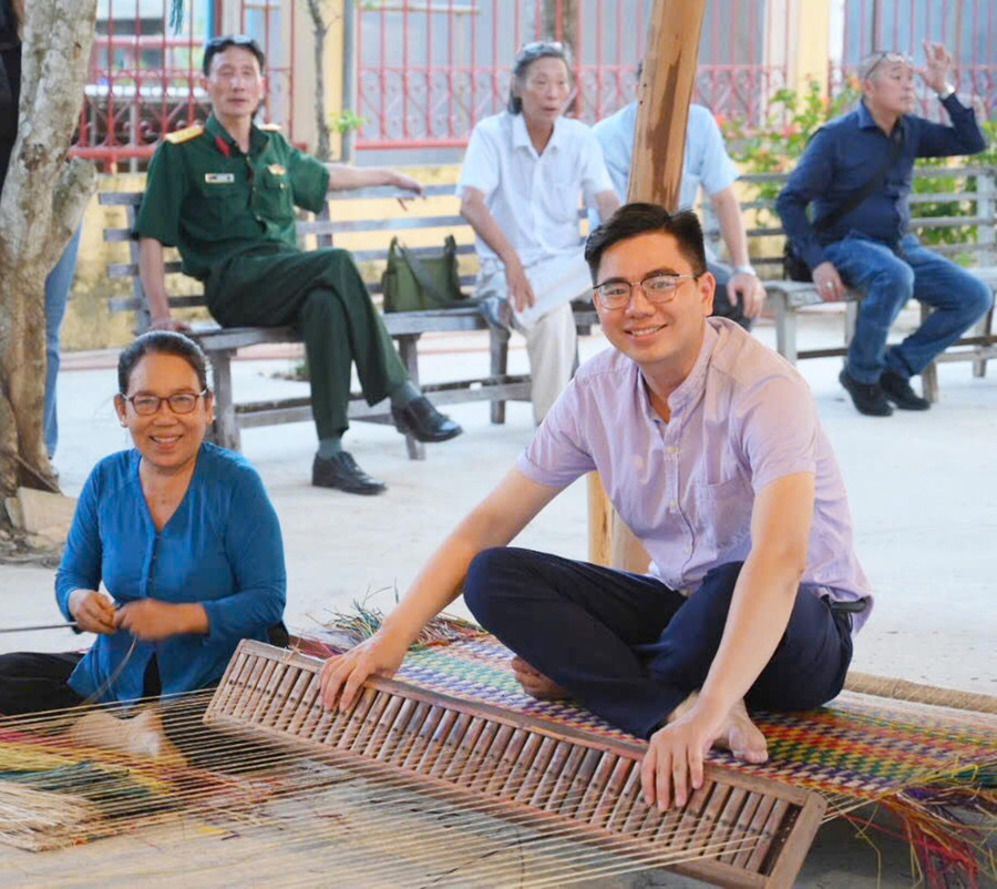 Nhà thơ Trương Công Tưởng (bên phải, hàng đầu) tại một trại sáng tác của Tạp chí Văn nghệ Quân Đội. Ảnh: Vân Phi them5.jpg