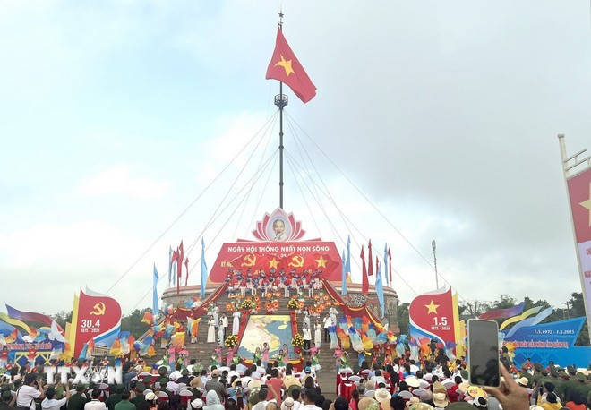 Lễ thượng cờ "Thống nhất non sông" tại Kỳ đài thuộc Di tích đặc biệt Đôi bờ Hiền Lương-Bến Hải. (Ảnh: Nguyên Linh/TTXVN) Lễ thượng cờ "Thống nhất non sông" tại Kỳ đài thuộc Di tích đặc biệt Đôi bờ Hiền Lương-Bến Hải. (Ảnh: Nguyên Linh/TTXVN)