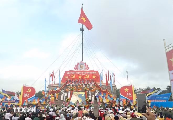 Lễ thượng cờ "Thống nhất non sông" tại Kỳ đài thuộc Di tích đặc biệt Đôi bờ Hiền Lương-Bến Hải. (Ảnh: Nguyên Linh/TTXVN)