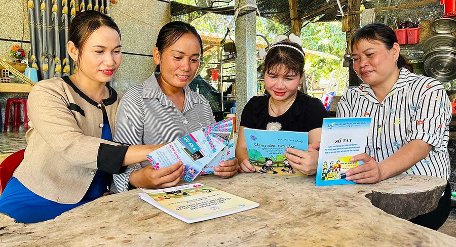 Chị em phụ nữ được tuyên truyền kế hoạch hóa gia đình, chăm sóc sức khỏe sinh sản. Ảnh: Duy Đăng them6-3.jpg