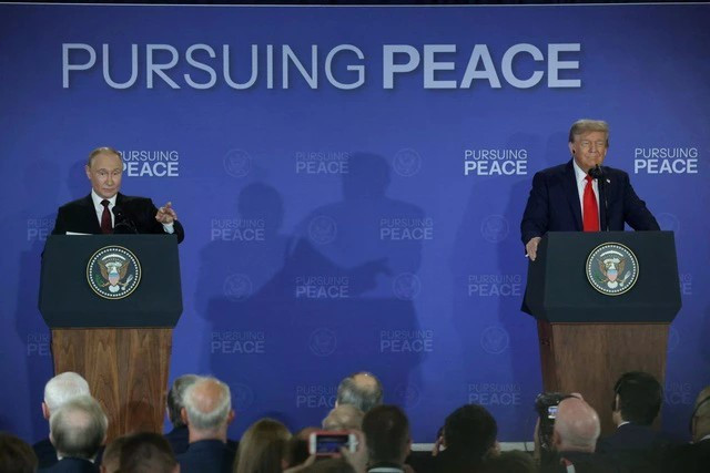 Tổng thống Trump và Tổng thống Putin họp báo sau cuộc hội đàm tại Alaska. (Nguồn: Reuters) 2tt.jpg