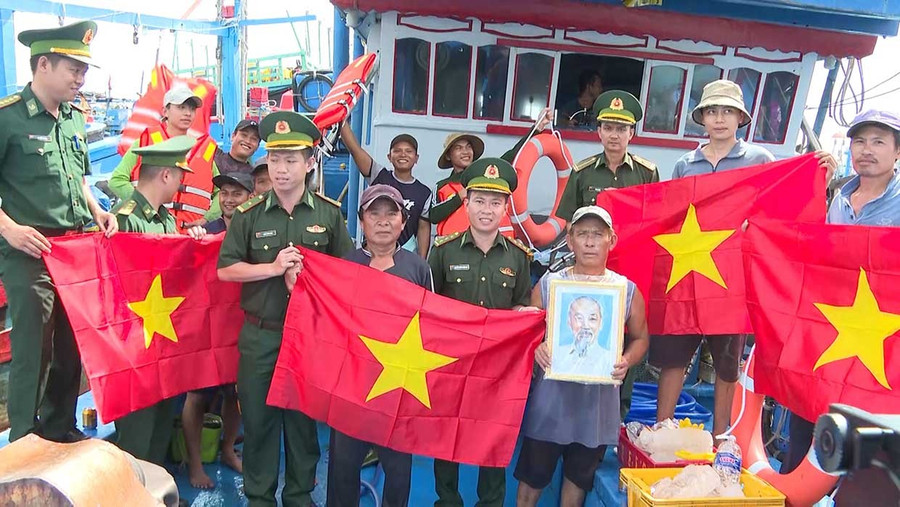 Cán bộ, chiến sĩ Đồn Biên phòng Tam Quan Nam tuyên truyền pháp luật cho ngư dân. Ảnh: Công Cường bg5-1.jpg