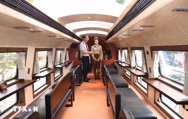 Tàu hỏa du lịch hai tầng - điểm nhấn mới của du lịch Hà Nội dịp Quốc khánh. (Ảnh: TTXVN)