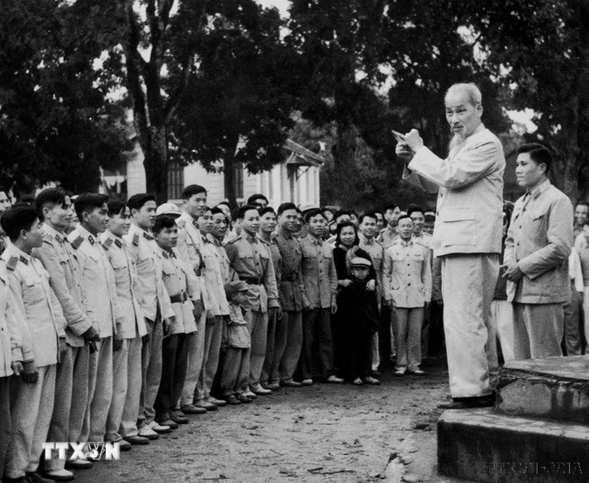 Chủ tịch Hồ Chí Minh thăm đơn vị Công an nhân dân vũ trang bảo vệ Thủ đô Hà Nội, ngày 14/2/1961. (Ảnh: TTXVN) 2-80.jpg