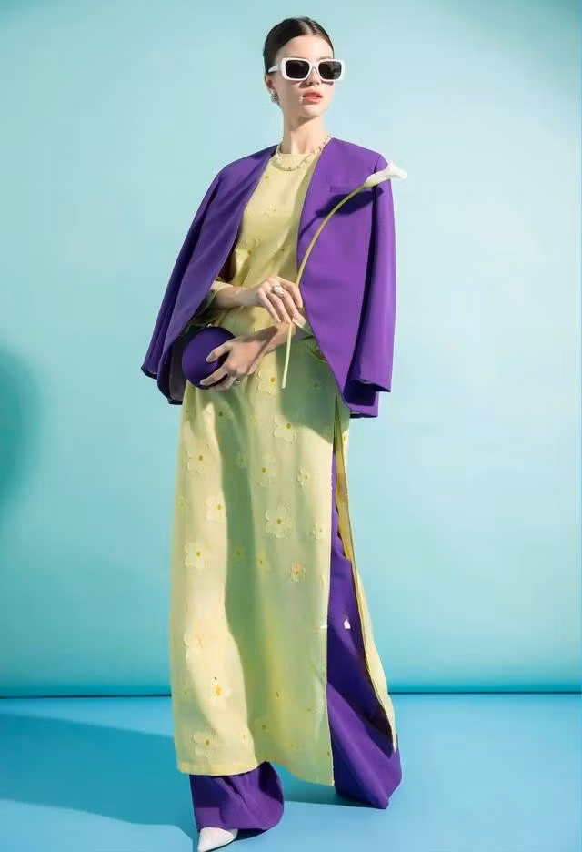 Việc sử dụng blazer với trang phục truyền thống mang đến một tinh thần thời trang pha trộn và đầy mới mẻ. ẢNH: FUNDAYN