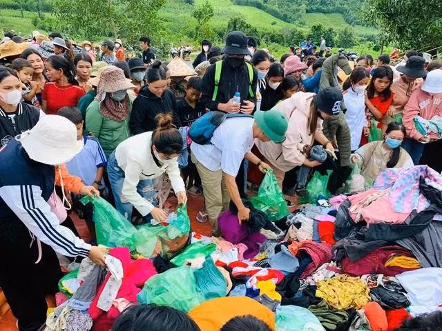 Ngoài các hoạt động vì trẻ em, nhóm thiện nguyện Nụ cười còn tổ chức tặng quà, quần áo cho bà con vùng cao. ẢNH: NVCC