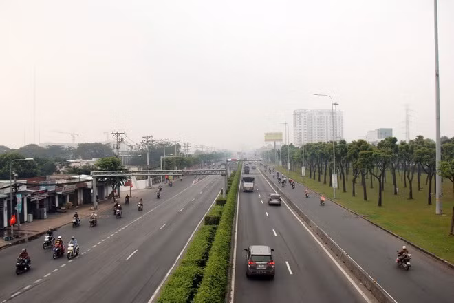 Quốc lộ 1, đoạn qua Quận 12 được đặt tên 'Đường Đỗ Mười.' (Ảnh: Tiến Lực/TTXVN)