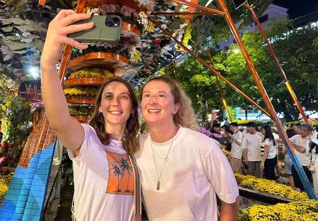 Nhiều du khách nước ngoài du lịch và ở lại để đón Tết Nguyên đán VN như trải nghiệm thú vị. ẢNH: CAO AN BIÊN