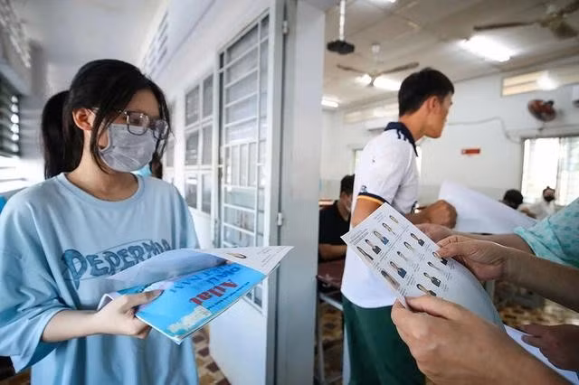 Thí sinh làm thủ tục dự thi tổ hợp môn khoa học xã hội trong kỳ thi tốt nghiệp THPT năm 2024. Những năm gần đây số thí sinh chọn tổ hợp này ngày càng tăng. ẢNH: NHẬT THỊNH