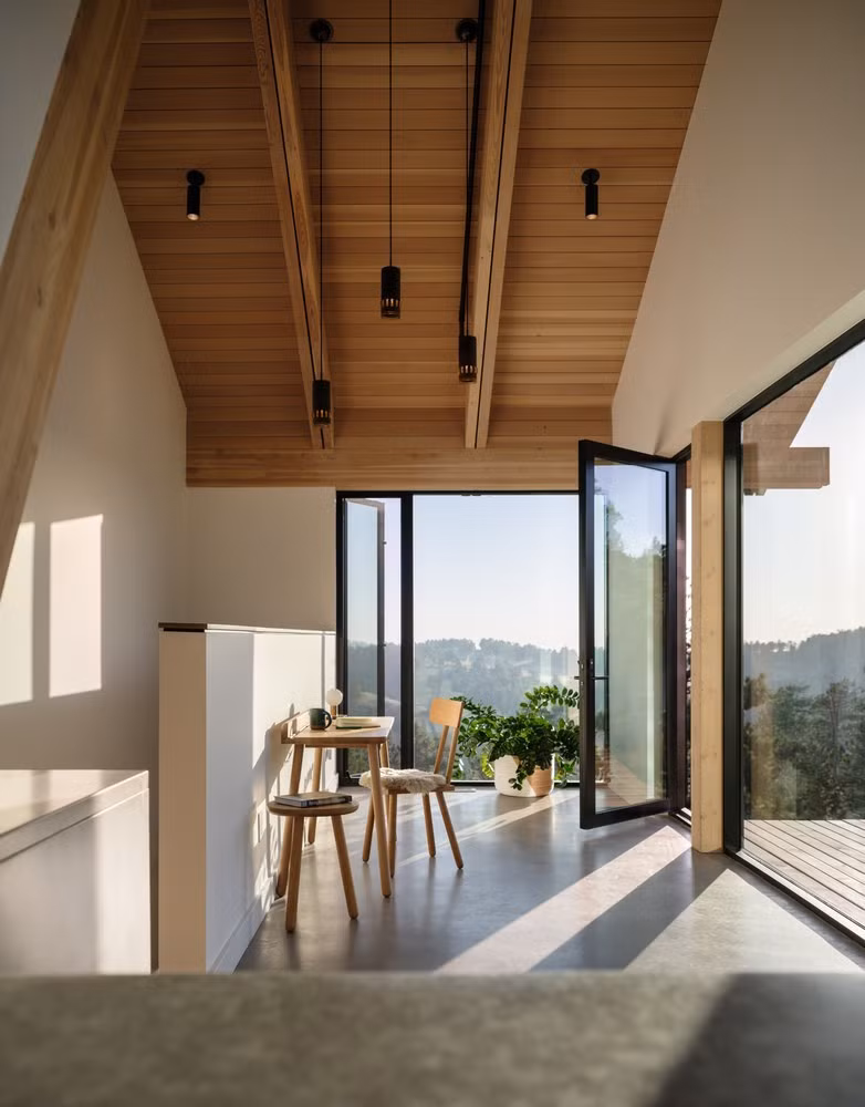 Sàn bê tông giúp căn nhà như hoà mình vào màu núi đá.