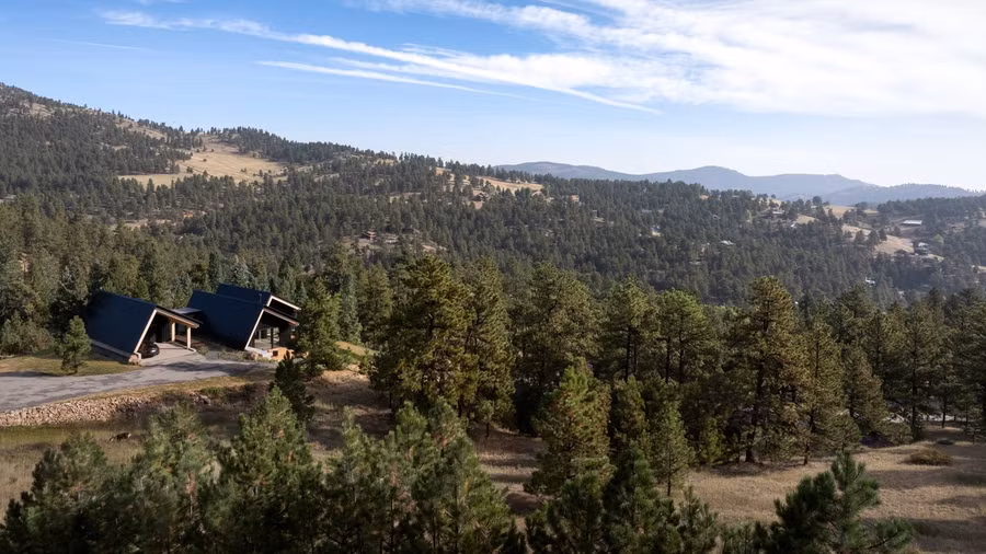 Hình thức tổng thể của ngôi nhà được chia thành ba cabin, phủ hoàn toàn bằng kim loại tối màu để ngôi nhà có thể hoà mình với vẻ đẹp của núi rừng xung quanh.