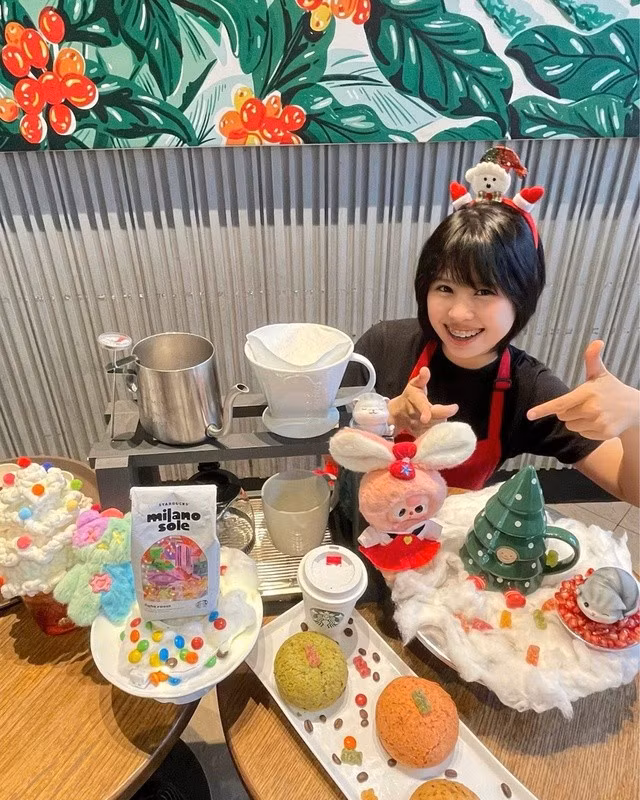 Nghi Thuận bên góc làm việc yêu thích ở quán cà phê.