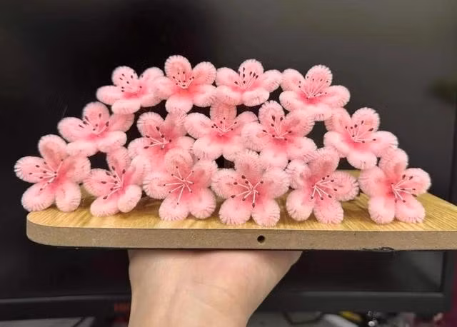 Những bông hoa handmade được làm tỉ mỉ đến từng chi tiết nhỏ. ẢNH: HOÀNG THỊ GIANG