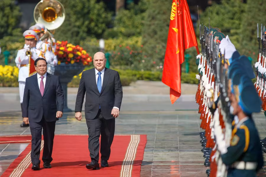 Hai Thủ tướng duyệt Đội danh dự Quân đội nhân dân Việt Nam. ẢNH: TUẤN MINH