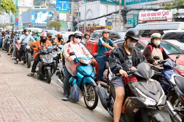 Tình trạng leo lề vào giờ cao điểm được cải thiện đáng kể. ẢNH: THẢO PHƯƠNG