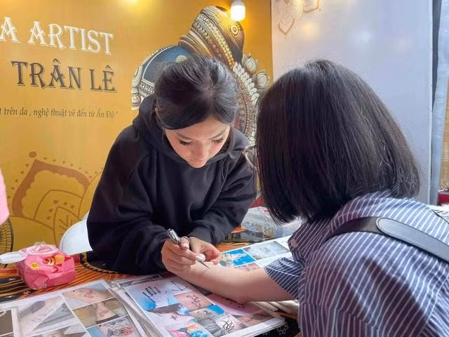Mỗi dịp tết đến, Trân lại ra đường mai để vẽ henna. Công việc này mang lại cho Trân nguồn thu nhập khá ổn. ẢNH: HOA NỮ