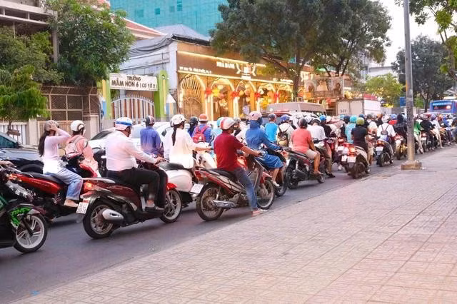 Nhiều người đã từ bỏ thói quen leo lề khi kẹt xe. ẢNH: THẢO PHƯƠNG