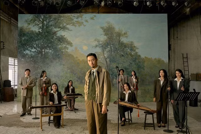 Đen hóa thân thành nghệ sĩ trên truyền hình và chứng kiến khung cảnh ngày cuối năm của nhiều tầng lớp lao động trong xã hội. Ảnh: NVCC