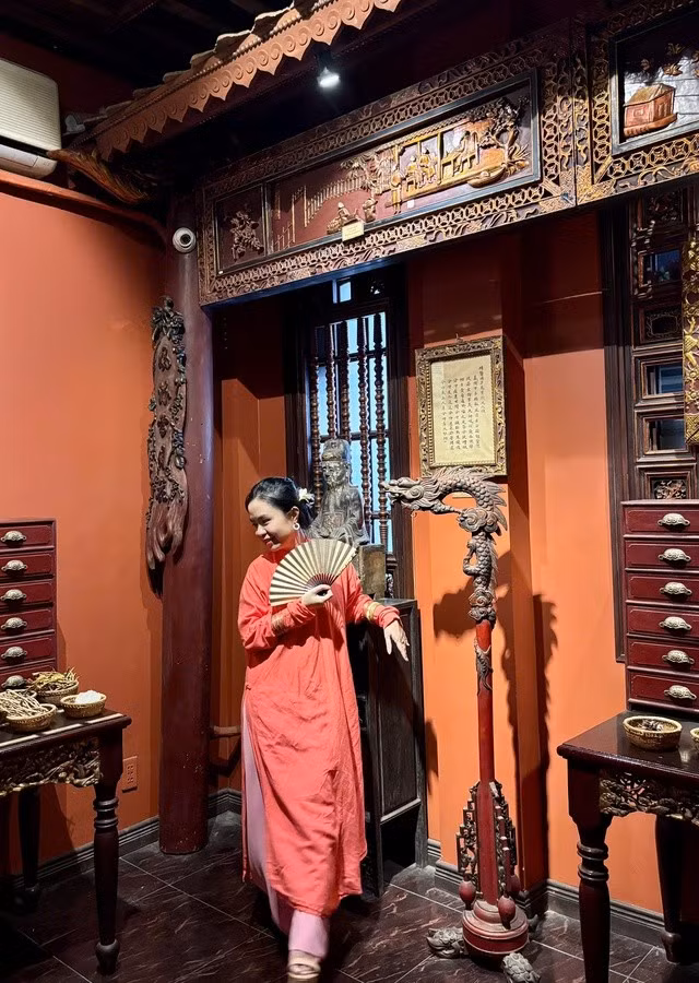 Áo dài suông không quá kén dáng, mang lại sự thanh lịch mà vẫn trẻ trung