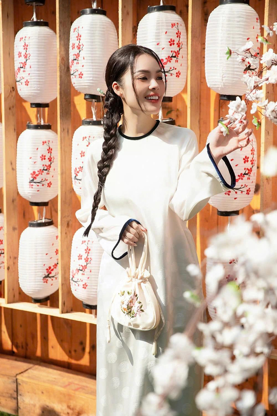 Hiện tại, ngoài công việc kinh doanh, Dương Cẩm Lynh trở lại với các hoạt động nghệ thuật. Cô tiết lộ hai con chính là nguồn động lực để bản thân cố gắng hơn trong cuộc sống. ẢNH: NVCC