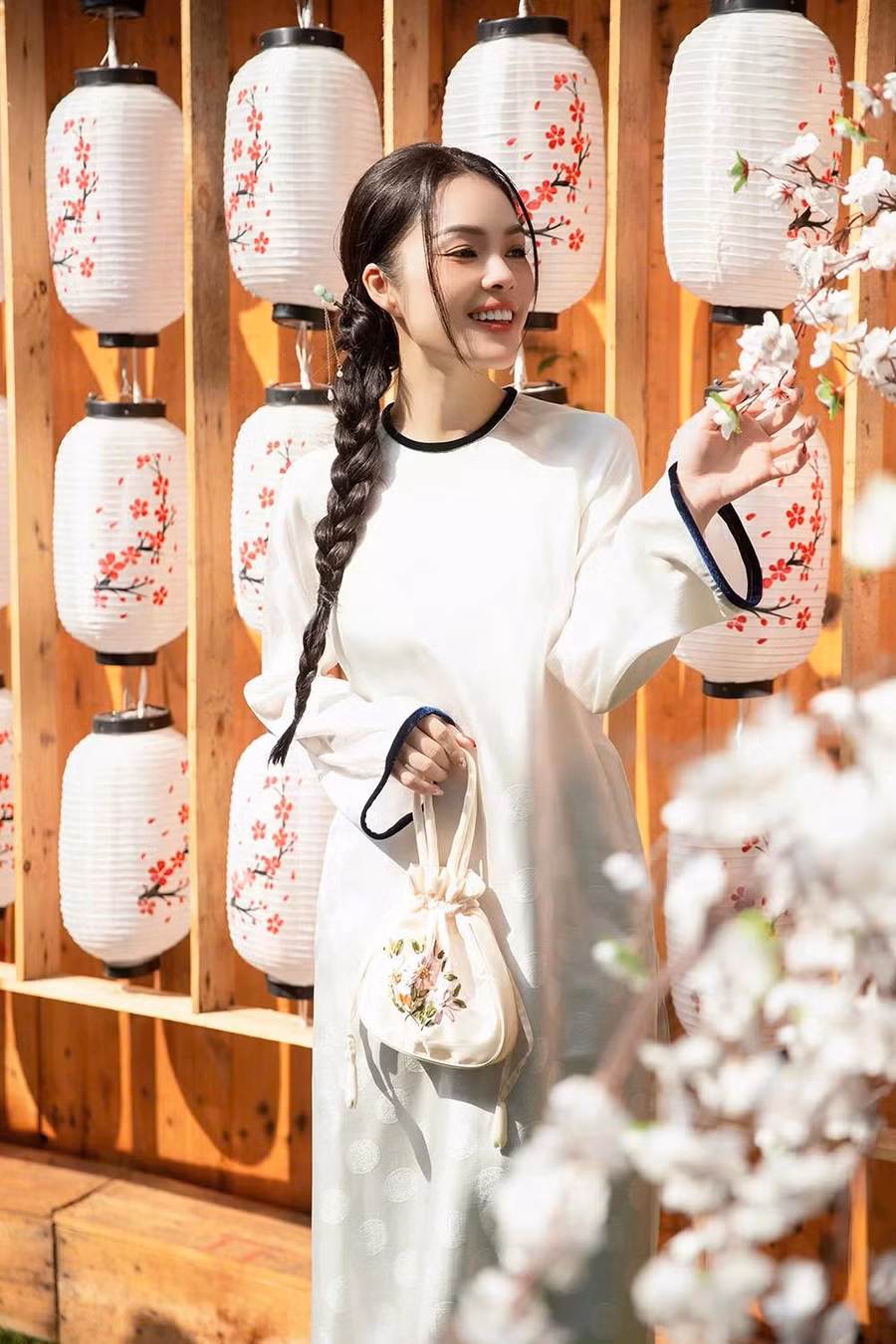 Hiện tại, ngoài công việc kinh doanh, Dương Cẩm Lynh trở lại với các hoạt động nghệ thuật. Cô tiết lộ hai con chính là nguồn động lực để bản thân cố gắng hơn trong cuộc sống. ẢNH: NVCC