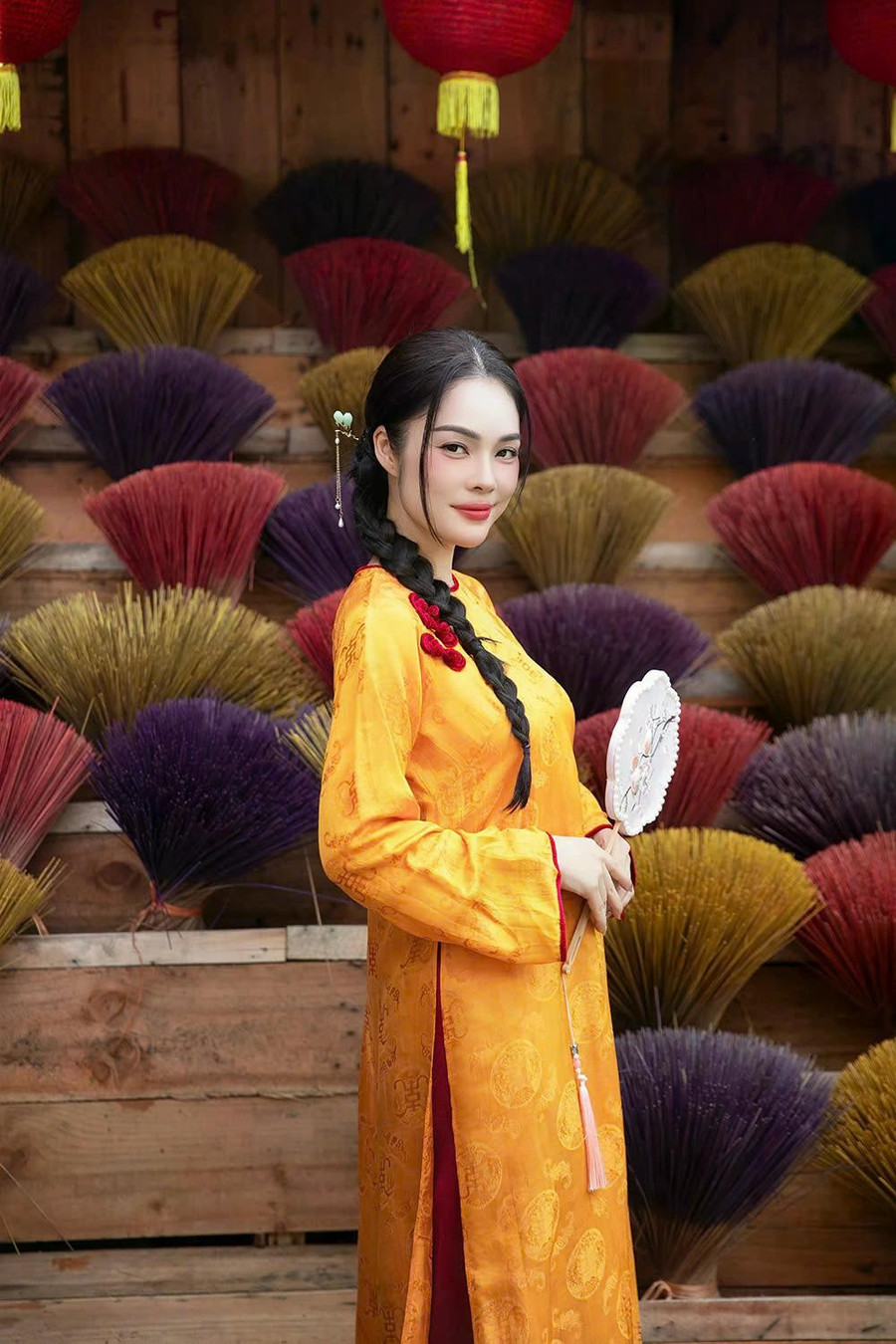 Nữ diễn viên khéo léo chọn những màu sắc nổi bật, mang ý nghĩa sung túc cho ngày đầu năm mới. Gần đây, xu hướng phối áo dài có quần và áo khác màu ngày càng được ưa chuộng, tạo nên những set đồ độc đáo, thu hút ánh nhìn. ẢNH: NVCC