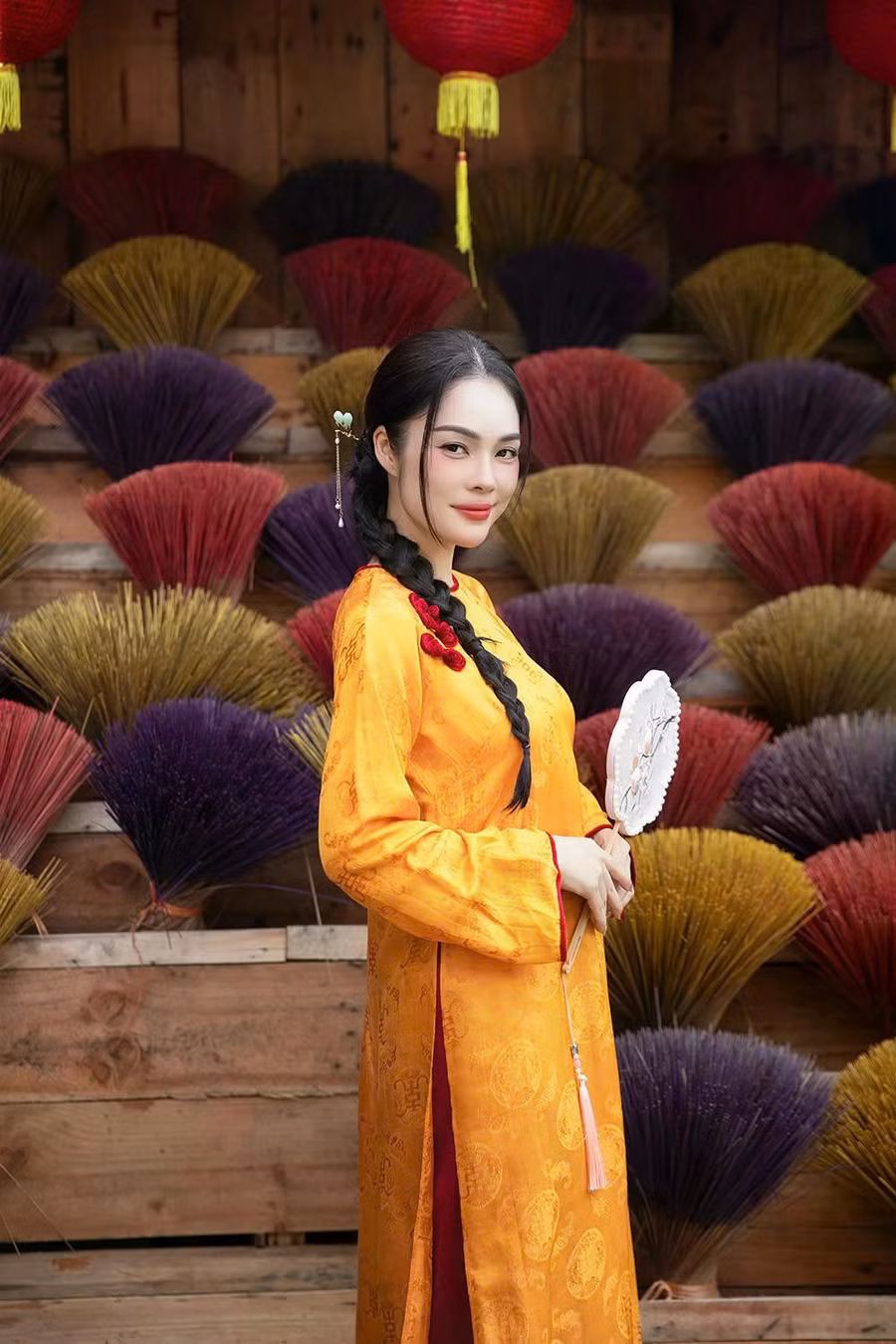 Nữ diễn viên khéo léo chọn những màu sắc nổi bật, mang ý nghĩa sung túc cho ngày đầu năm mới. Gần đây, xu hướng phối áo dài có quần và áo khác màu ngày càng được ưa chuộng, tạo nên những set đồ độc đáo, thu hút ánh nhìn. ẢNH: NVCC