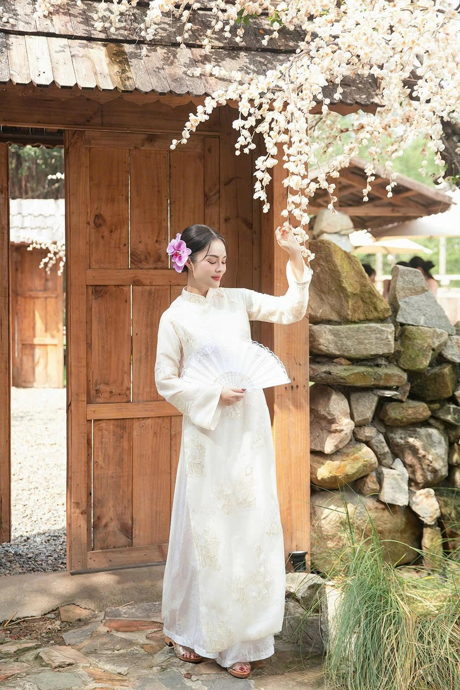 Ít ai biết nữ diễn viên mát tay trong lĩnh vực kinh doanh thời trang. Bộ sưu tập áo dài tết do Dương Cẩm Lynh thiết kế bao gồm những mẫu dáng suông đơn giản nhưng vừa vặn theo phom dáng của đại đa số phụ nữ Việt Nam. ẢNH: NVCC