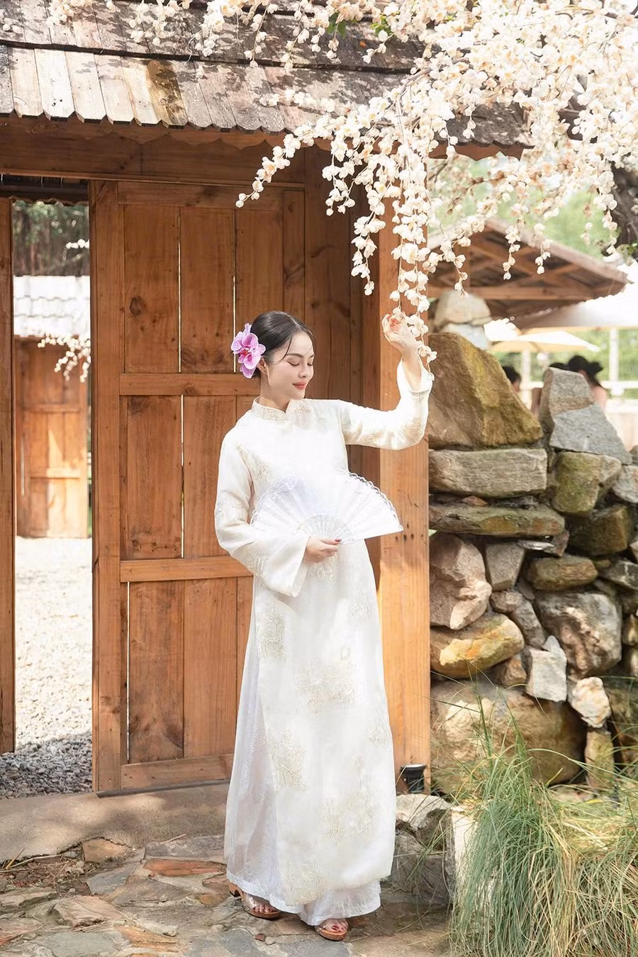 Ít ai biết nữ diễn viên mát tay trong lĩnh vực kinh doanh thời trang. Bộ sưu tập áo dài tết do Dương Cẩm Lynh thiết kế bao gồm những mẫu dáng suông đơn giản nhưng vừa vặn theo phom dáng của đại đa số phụ nữ Việt Nam. ẢNH: NVCC