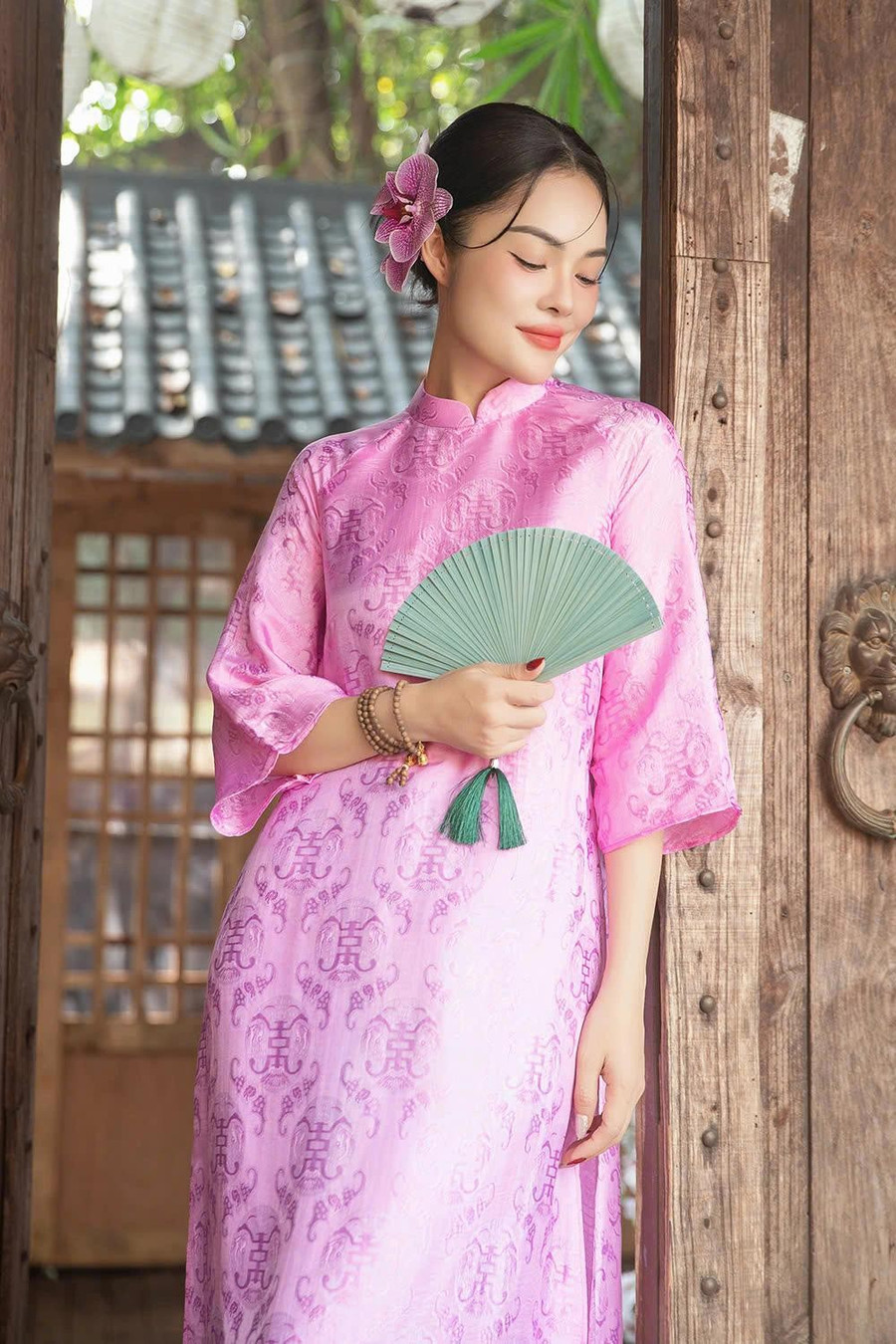 Đi cùng với những mẫu thiết kế áo dài và phong cách trang điểm nhẹ nhàng, cài hoa làm điểm nhấn. Năm 2025, xu hướng tóc cài hoa trở lại và càng thêm phần rực rỡ, trở thành điểm nhấn cho tà áo dài truyền thống. ẢNH: NVCC