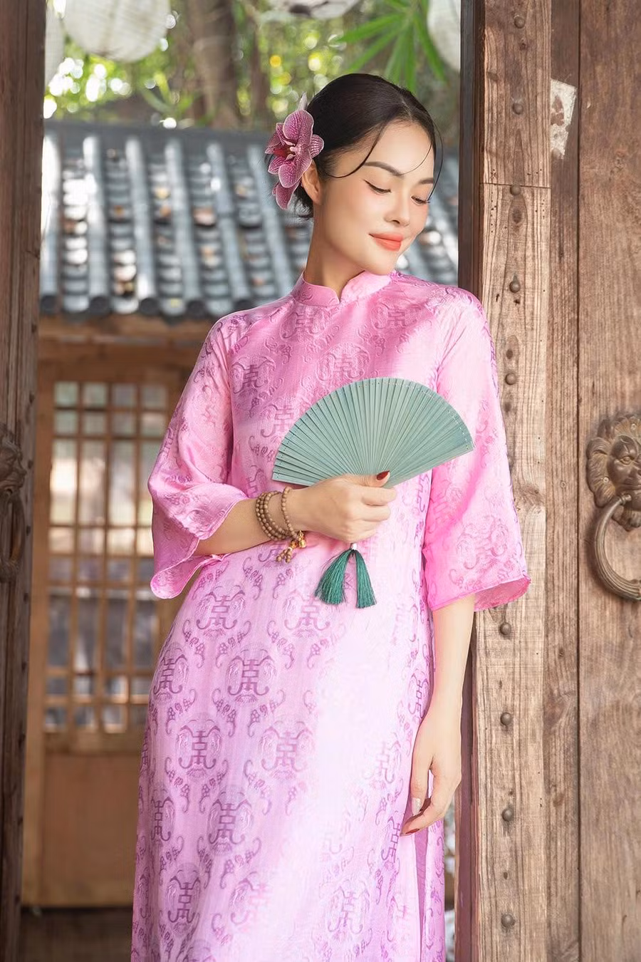 Đi cùng với những mẫu thiết kế áo dài và phong cách trang điểm nhẹ nhàng, cài hoa làm điểm nhấn. Năm 2025, xu hướng tóc cài hoa trở lại và càng thêm phần rực rỡ, trở thành điểm nhấn cho tà áo dài truyền thống. ẢNH: NVCC