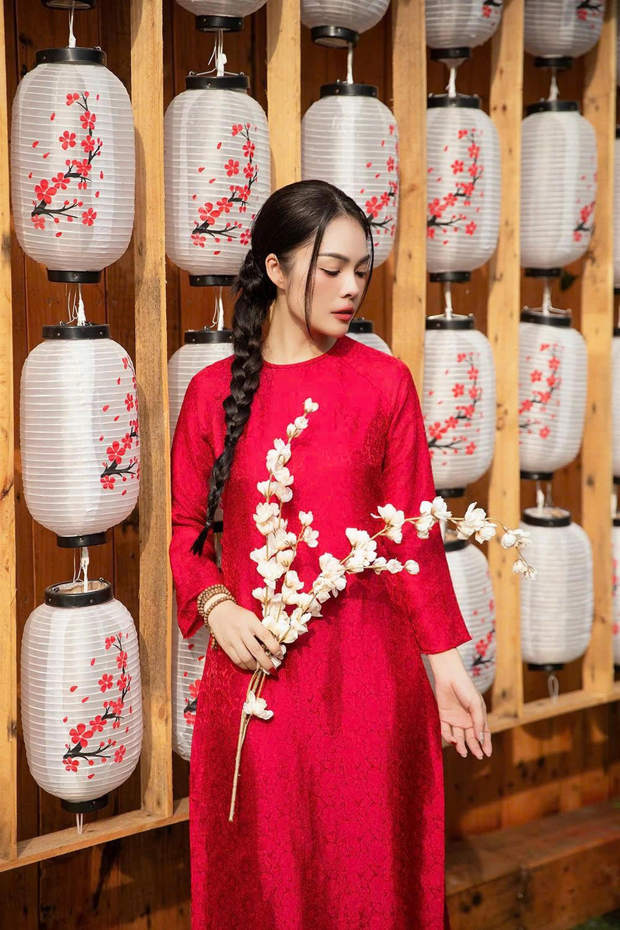 Từng đường cắt uyển chuyển mềm mại, từng hoa văn trên nền chất liệu lụa gấm quý phái, tất cả tạo nên một hình ảnh nhẹ nhàng nhưng cũng không kém phần kiêu sa cho các nàng mỗi khi bước đi. ẢNH: NVCC