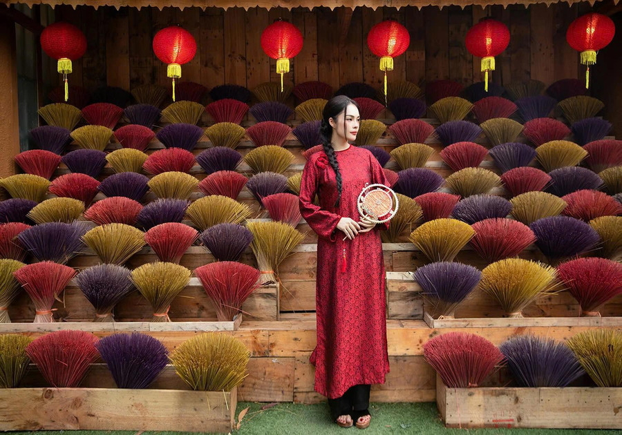 Năm 2025 chứng kiến sự bùng nổ của những thiết kế áo dài độc đáo, kết hợp hài hòa giữa nét đẹp truyền thống và những xu hướng thời trang hiện đại. Dương Cẩm Lynh khéo léo lựa chọn những thiết kế này khi thực hiện bộ ảnh mới, gợi ý cho khán giả những mẫu trang phục giúp nổi bật lúc xuống phố du xuân. ẢNH: NVCC