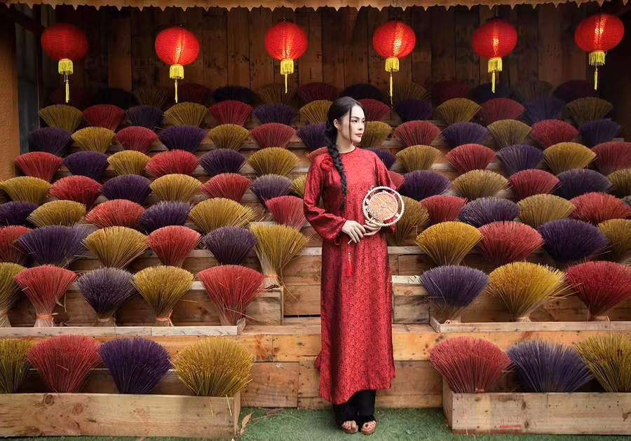 Năm 2025 chứng kiến sự bùng nổ của những thiết kế áo dài độc đáo, kết hợp hài hòa giữa nét đẹp truyền thống và những xu hướng thời trang hiện đại. Dương Cẩm Lynh khéo léo lựa chọn những thiết kế này khi thực hiện bộ ảnh mới, gợi ý cho khán giả những mẫu trang phục giúp nổi bật lúc xuống phố du xuân. ẢNH: NVCC