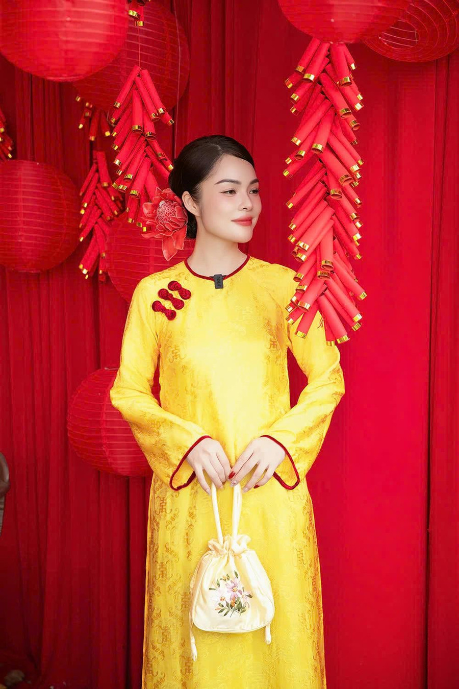 Bà mẹ hai con chọn các màu sắc cùng tông nhưng có độ đậm nhạt khác nhau để tạo sự liên kết. Bên cạnh đó, cô còn phá cách bằng việc kết hợp các màu sắc đối lập nhau nhằm tạo sự nổi bật khi xuống phố du xuân. ẢNH: NVCC