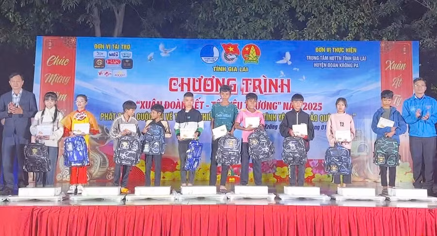 2huyen-doan-krong-pa-to-chuc-chuong-trinh-xuan-doan-ket-tet-yeu-thuong-va-tang-qua-cho-tre-em-ngheo-tren-dia-ban-huyen.jpg