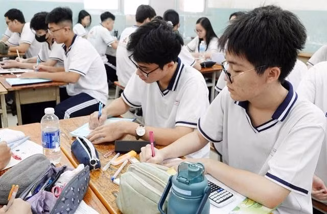 3 đối tượng dạy thêm, học thêm trong trường nhưng không được thu tiền của HS, gồm: HS có kết quả học tập môn học ở mức chưa đạt, HS được nhà trường lựa chọn để bồi dưỡng HS giỏi, HS ôn thi tốt nghiệp, ôn thi tuyển sinh. Ảnh: Đào Ngọc Thạch