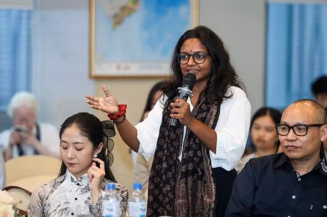 Giáo sư, sinh viên quốc tế từ 7 quốc gia, vùng lãnh thổ châu Á đến Báo Thanh Niên tìm hiểu cách kiểm chứng thông tin trong khuôn khổ một chương trình giáo dục tại Việt Nam. ẢNH: NHẬT THỊNH