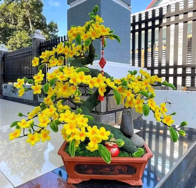 Những chậu hoa mai, đào được My làm thủ công từ kẽm nhung. ẢNH: HOÀI MY