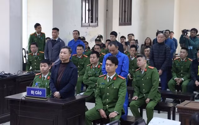 Bị cáo Lưu Bình Nhưỡng cùng các đồng phạm tại phiên tòa sơ thẩm