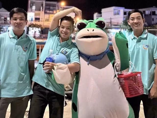 Anh Võ Thái Điền (bìa phải) trong một lần tham gia hoạt động thiện nguyện