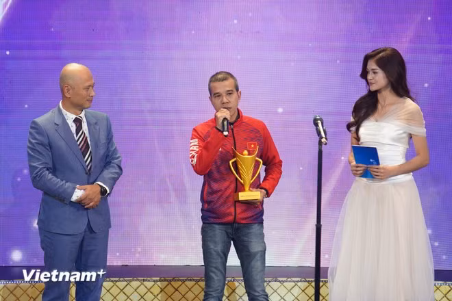 Cơ thủ Trần Quyết Chiến (giữa) có lần đầu tiên được vinh danh tại Cúp Chiến thắng. (Ảnh: Việt Anh/Vietnam+)