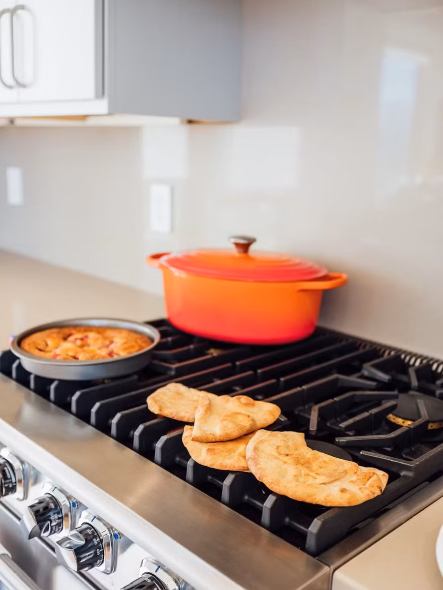 Bếp được thiết kế đơn giản với một quầy bar, hệ thống tủ màu xám gợi sự nhẹ nhàng mà sang trọng.