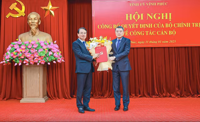 Trưởng Ban Tổ chức Trung ương Lê Minh Hưng (bên phải) trao quyết định của Bộ Chính trị cho ông Đặng Xuân Phong. Ảnh: Báo Vĩnh Phúc