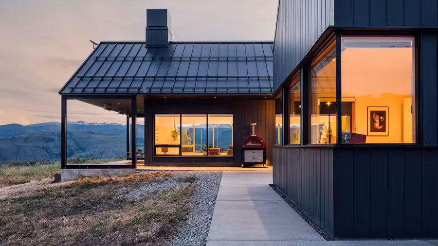 Kiến trúc sư phát triển ý tưởng tạo không gian mở cho ngôi nhà bằng những ô cửa kính lớn.