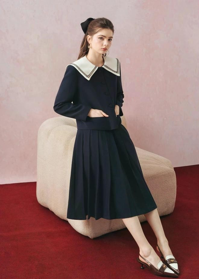 Một gợi ý mặc đẹp cho cô nàng yêu thích gam màu nhã nhặn và trưởng thành là các thiết kế pha phối màu sắc tinh tế - cổ viền trắng, set áo vest và chân váy trên gam màu muối tiêu đan xen sọc viền cổ thủy thủ... ẢNH: ESTRANO CHIC