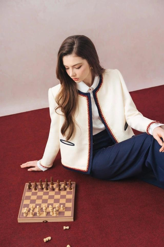 Một chiếc áo khoác tuyệt đẹp thu hút trọn ánh nhìn, sự chú ý của mọi người khi nàng xuất hiện ẢNH: ESTRANO CHIC