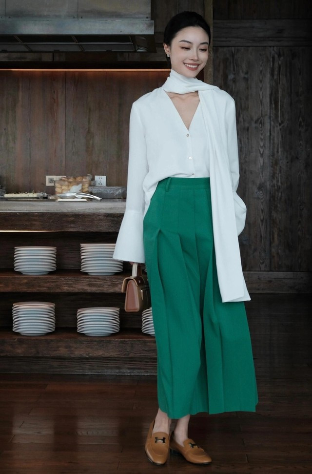 Sắc trắng tỏa rạng ngời từ những chiếc áo blouse có thể phối cùng chân váy midi, quần tây, quần denim... ẢNH: CAROLINE