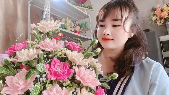 Chị Trinh gắn bó với công việc làm hoa handmade hơn 10 năm nay. ẢNH: NVCC